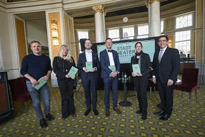 Intendant Aron Stiehl, Chefdirigent Nicholas Milton, Schauspieldirektor Hans Mrak, Geschäftsf. Kaufm. Direktor Matthias Walter und Photographin Karen Stuke haben heute die neue Spielzeit 2022/2023 vorgestellt. Foto: Helge Bauer