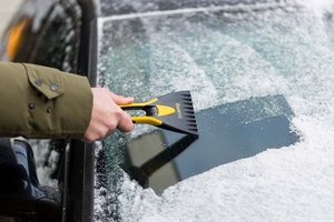 Klare Sicht trotz Frost – Autoscheiben von Schnee und Eis befreien. Foto: ÖAMTC/Wilhelm Bauer