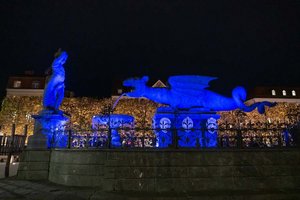 In der Nacht zum Mittwoch wird der Lindwurm blau beleuchtet. Foto: StadtKommunikation / Wiedergut