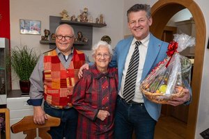 Das Geburtstagskind Barbara Pfeffer freute sich sichtlich über den Besuch von Bürgermeister Christian Scheider. Foto: StadtKommunikation/Hude