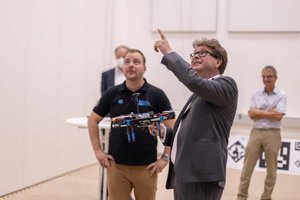 Bundesminister Martin Polaschek besuchte Drohnenhalle der Universität Klagenfurt. Foto: aau/Rechberger