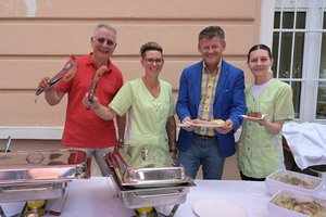 Perfektes Wetter heute beim jährlichen Sommerfest in der Volksküche, das Bürgermeister Christian Scheider mit Vizebürgermeister Dr. Alexander Kastner besuchte. Foto: StadtKommunikation / Hronek