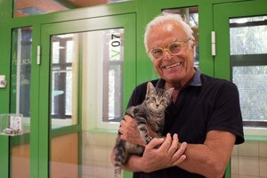 Erwin Neuwirth setzt sich mit viel Humor für das Wohl der Tiere im TiKo ein. Foto: Tiko