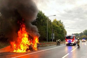Fahrzeugbrand auf der Klagenfurter Nordumfahrung. Foto: Berufsfeuerwehr Klagenfurt