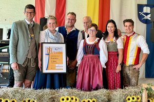 LHStv. Martin Gruber, Mädelleiterin Kerstin Wuggenig, Obmann Manuel Brugger, Bürgermeister Johann Koban, Vizebürgermeisterin Renate Lauchard, LK-Vizepräsidentin Astrid Brunner und Landesleiter der LJ Kärnten Markus Stattmann. Foto: Büro Gruber