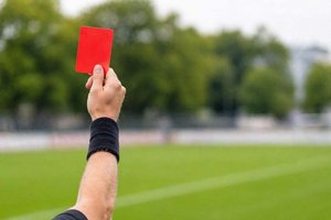 Verbale oder sogar körperliche Auseinandersetzungen am Fußballplatz fehl am Platz und haben die rote Karte verdient. 