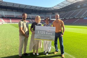 Scheckübergabe mit Martin Schumnig (Gesundheitsförderung, Land Kärnten), Nadja Prasser (ROTE NASEN Kärnten), Landesrätin Beate Prettner und Sportpark-Chef Daniel Greiner (von links). Foto: Büro Prettner
