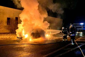 Fahrzeugbrand auf der B70 bei Poggersdorf. Foto: Feuerwehr Poggersdorf