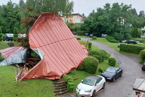 Unwetter: Sturm riss in Velden Dach von Hotel. Foto: Feuerwehr Velden am Wörthersee 