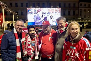 Bürgermeister Christian Scheider und GR Dieter Schmied fiebern gemeinsam mit den KAC-Fans beim Public Viewing am Benediktinermarkt mit den Rotjacken mit. Foto: Büro Bürgermeister