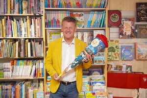 Bürgermeister Christian Scheider freut sich darüber, dass das Schulstartgeld auch heuer wieder ausgezahlt wird. Foto: StadtKommunikation / Zechner