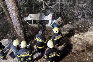 Kurz vor Mitternacht: Kleinbus kam am Magdalensberg von der Straße ab. Foto: BM Florian Scherwitzl/ÖA-Team BFKdo Klagenfurt Land
