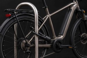 Mit zwei Fahrradschlössern gesichertes E-Bike in Krumpendorf gestohlen. Foto: Symbolbild/Ki-generiert