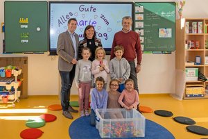 Vizebürgermeister Mag. Philipp Liesnig und Stadtrat Max Habenicht überzeugten sich bei Direktorin Marlene Messner vor Ort über die gelungene Generalsanierung der VS 21 in Hörtendorf. Foto: StadtKommunikation/Kulmer