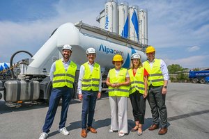 Wirtschaftsreferent Geier und Staatssekretärin Zehetner besuchen Alpacem in Klagenfurt. Foto: StadtKommunikation / Hronek Wirtschaftsreferent Geier und Staatssekretärin Zehetner besuchen Alpacem in Klagenfurt. Foto: StadtKommunikation / Hronek