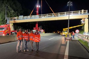 Völkermarkt: Europas erste Verkehrszeichenbrücke aus Holz auf A 2 errichtet. Foto: ASFINAG