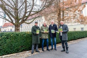 V.l.: Autor Dr. Phil. Ernst Woschitz, Dr. Wolfgang Hafner, Leiter der Abteilung Klima- und Umweltschutz, Vizebürgermeister Prof. Mag. Alois Dolinar und Achim Zecher (Verlag Heyn). Foto: StadtKommunikation/Wiedergut