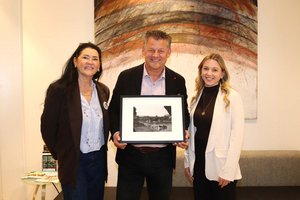 Gastgeschenk aus Partnerstadt Rzeszów an Bürgermeister Scheider überreicht. Foto: StadtKommunikation / Buchner
