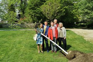 Die Stadt Klagenfurt setzt ein Zeichen für Inklusion und der Birnbaum findet im Europapark nahe dem Bauerngarten einen Platz. Foto: Lebenshilfe Kärnten