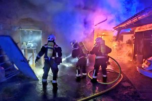 Garagenbrand in Klagenfurt: Feuerwehr verhindert Übergreifen auf Wohnhaus. Foto: Berufsfeuerwehr Klagenfurt