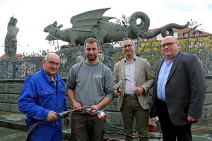 Kulturreferent Stadtrat Mag. Franz Petritz und Kulturabteilungsleiter Mag. Alexander Gerdanovits mit den Kunstschmieden Siegfried und Andreas Steiner, die das Geländer saniert haben. Foto: StadtKommunikation / Krainz