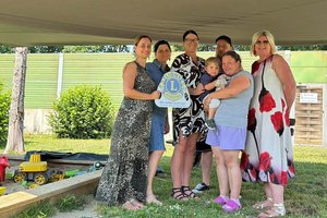 Präsidentin Gudrun Kartnig, Vize-Präsidentin Daniela Graf-Krainz, Leiterin des Mutter-Kind-Wohnen Nina Wagner-Githinji, der kleine Ernesto und Mutter Samantha, Heimmitbewohner Chris, Clubmitglied Annemarie Mostetschnig. Foto: zVg