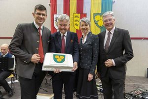 LR Martin Gruber, Bgm. Josef Liendl, LHStv.in Gaby Schaunig und LH Peter Kaiser bei der Markterhebungsfeier der Gemeinde Köttmannsdorf. Foto: LPD Kärnten/Peter Just