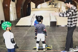 In den Osterferien: Girls Skateboardkurs in der Trendsporthalle Megapoint. Foto: Symbolbild/Megapoint