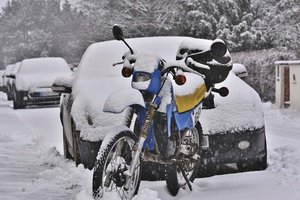 Motorrad und Roller in der kalten Jahreszeit einwintern oder durchfahren? 