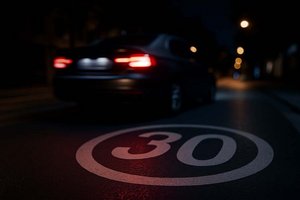 Alkolenker brettert mit 77 km/h durch 30er-Zone