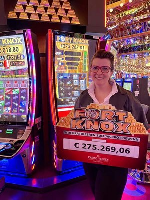 Casino Velden Direktorin Mag. (FH) Marion Roseneder mit dem Siegerscheck für den Fort Knox Gewinner. Foto: Casinos Austria