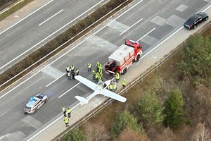 Notlandung: Motorsegler landet Samstagnachmittag auf der Südautobahn. Foto: LPD Kärnten