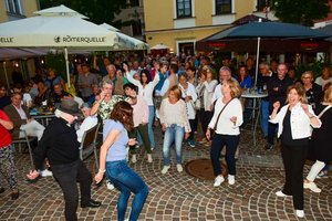 Begeisterte Lokalgäste machten die Osterwitzgasse zur Tanzbühne. Foto: Gerhard Kulterer
