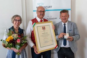 Ferdi Tengg bekam von Bürgermeister Christian Scheider der Ehrpfennig der Landeshauptstadt Klagenfurt verliehen. Foto: StadtKommunikation/Wiedergut