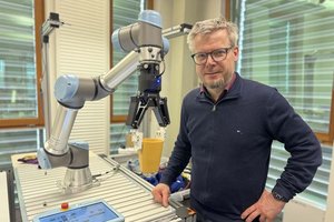Hubert Zangl mit Robotergreifer. Foto: aau/Müller
