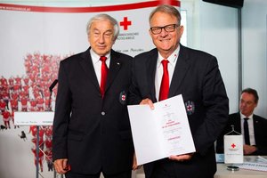 Rot Kreuz Ehrenmitgliedschaft für Dr. Peter Ambrozy. Foto: Österreichisches Rotes Kreuz
