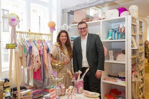Die Klagenfurter Unternehmerin Chiara Tanner gemeinsam mit Wirtschaftsstadtrat Julian Geier am neuen Standort von „Lil’fame & Kids“ am Dr.-Arthur-Lemisch-Platz 1. Foto: StadtKommunikation / Zechner