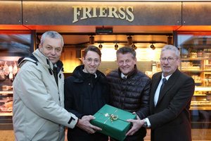 Marktreferent Bürgermeister Christian Scheider und Wirtschaftsreferent Stadtrat Max Habenicht mit Rudolf und Christoph Frierss. Foto: StadtKommunikation / Hannes Krainz