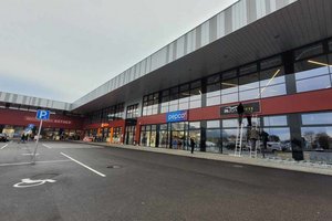 Die letzten Arbeiten werden noch verrichtet, wie zum Beispiel das Anbringen des Firmenschilds. Foto: Mein Klagenfurt