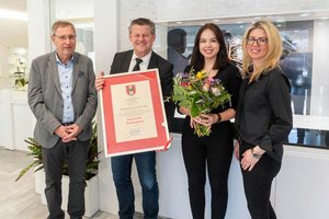 Bürgermeister Christian Scheider und Gemeinderat Dr. Andreas Skorianz verliehen dem Juwelier Mairinger das Klagenfurter Stadtwappen. Foto: StadtKommunikation/Wiedergut