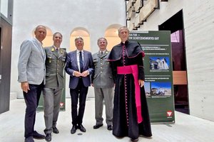 Museumsdirektor Wolfgang Muchitsch, Militärkommandant Philipp Eder, LH Peter Kaiser, Oberst Norbert Sapper (Militärkommando Kärnten) und Militärdekan Emmanuel Longin. Foto: Mein Klagenfurt