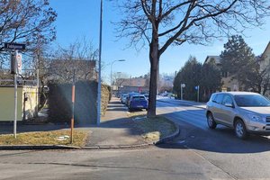 Im Bereich der Einmündung der Feldgasse in die Durchlaßstraße haben Verkehrsteilnehmer, die vom Norden kommen, ein großes Problem mit der Sicht. Foto: Mein Klagenfurt