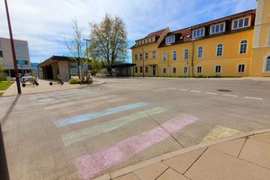 Vor Kurzem wurde dort von Anwohnern ein Regenbogenzebrastreifen auf die Straße gemalt, um auf die aktuelle Situation hinzuweisen. Foto: Mein Klagenfurt