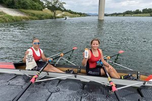 Annika Kohlmayr und Ilvy Herrenhof vom BRG Viktring gewannen den Schülerinnen-B Doppelzweier. Foto: zVg