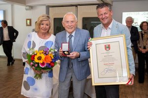 Bürgermeister Christian Scheider würdigt den Unternehmer als prägende Persönlichkeit der Stadt. Foto: StadtKommunikation/Hude