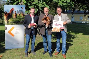 Stefan Wakonig-Felbinger (GF Eierring Herzogstuhl), Dieter Obereder (Obmann Geflügelwirtschaft Kärnten) und LK-Präsident Siegfried Huber (v.l.) setzen auf die Marke „Genussland Kärnten-Ei“. Foto: KK