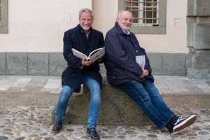 Lojze Wieser (re.) und Helmuth Micheler (li.) freuen sich über den neuerlichen Preis  beim renommierten World Cook Book Award. Foto: KK