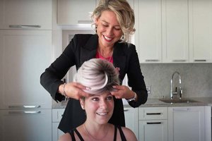 Friseur- und Perückenmachermeisterin Carmen Trapic im Einsatz