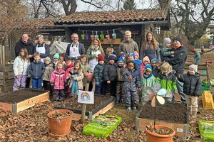 Auftakt für die kleinen Gemüseexperten – der Kindergarten „Haus des Kindes“ baut Hochbeete für das Gartenprojekt. Foto: Büro Petritz