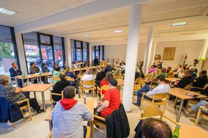 Nahezu bis auf den letzten Platz gefüllt, war das Stadtteilgespräch im Mehrzwecksaal Fischl. Foto: StadtKommunikation / Hude